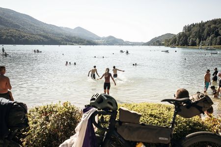 Runter vom Rad, Badezeug an und ab ins Wasser! Entlang der Bikepacking-Route WOSSA, die in Form einer Acht zwischen Deutschland und Österreich verläuft, gibt es zahllose Erfrischungsmöglichkeiten in Seen, Bächen und Flüssen