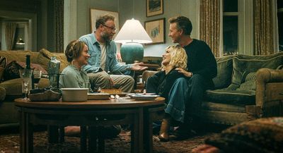 Angela (Olivia Wilde), Joe (Seth Rogen), Pina (Penélope Cruz) und Hawk (Edward Norton, v.l.n.r.) beim zwanglosen Kennenlernen