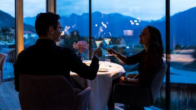 Mittwochs bis freitags dinieren Gourmets unter 30 im Fine-Dining-Restaurant Mamesa im Südtiroler Vier-Sterne-Superior-Designhotel Weisses Kreuz für 99 Euro pro Person