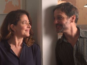 Tür an Tür: Eva (Nora Navas) und Álex (Rodrigo de la Serna) lernen sich bei einer Geschäfstreise in Rom kennen Tür an Tür: Eva (Nora Navas) und Álex (Rodrigo de la Serna) lernen sich bei einer Geschäfstreise in Rom kennen