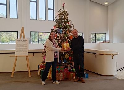 Dr. Merle Fahrholz (Intendantin Aalto Musiktheater und Essener Philharmoniker) und Ben Van Cauwenbergh (Intendant Aalto Ballett Essen) präsentieren den diesjährigen Wunschbaum im Aalto-Theater
