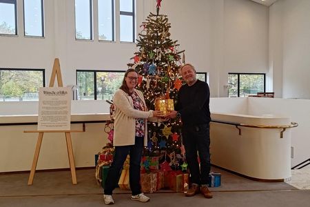 Dr. Merle Fahrholz (Intendantin Aalto Musiktheater und Essener Philharmoniker) und Ben Van Cauwenbergh (Intendant Aalto Ballett Essen) präsentieren den diesjährigen Wunschbaum im Aalto-Theater