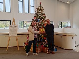 Dr. Merle Fahrholz (Intendantin Aalto Musiktheater und Essener Philharmoniker) und Ben Van Cauwenbergh (Intendant Aalto Ballett Essen) präsentieren den diesjährigen Wunschbaum im Aalto-Theater Dr. Merle Fahrholz (Intendantin Aalto Musiktheater und Essener Philharmoniker) und Ben Van Cauwenbergh (Intendant Aalto Ballett Essen) präsentieren den diesjährigen Wunschbaum im Aalto-Theater