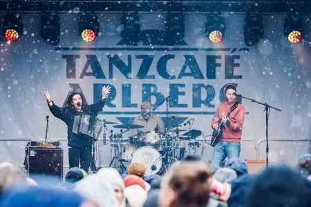 Internationale Künstler in Österreichs größtem Wintersportgebiet – im Frühjahr 2024 steigt das „Tanzcafé Arlberg Music Festival“ erstmals grenzüberschreitend mit Bühnen in Lech Zürs, Stuben (Vorarlberg), St. Anton 