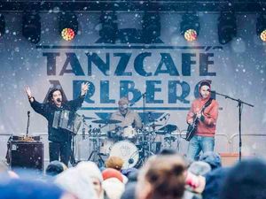 Internationale Künstler in Österreichs größtem Wintersportgebiet – im Frühjahr 2024 steigt das „Tanzcafé Arlberg Music Festival“ erstmals grenzüberschreitend mit Bühnen in Lech Zürs, Stuben (Vorarlberg), St. Anton Internationale Künstler in Österreichs größtem Wintersportgebiet – im Frühjahr 2024 steigt das „Tanzcafé Arlberg Music Festival“ erstmals grenzüberschreitend mit Bühnen in Lech Zürs, Stuben (Vorarlberg), St. Anton