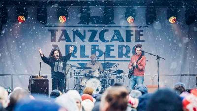 Internationale Künstler in Österreichs größtem Wintersportgebiet – im Frühjahr 2024 steigt das „Tanzcafé Arlberg Music Festival“ erstmals grenzüberschreitend mit Bühnen in Lech Zürs, Stuben (Vorarlberg), St. Anton 