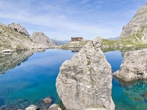 Der Laserzsee ist Kraftplatz und Basislager für Kletterpartien oder Wanderungen in den Lienzer Dolomiten im österreichischen Osttirol Der Laserzsee ist Kraftplatz und Basislager für Kletterpartien oder Wanderungen in den Lienzer Dolomiten im österreichischen Osttirol