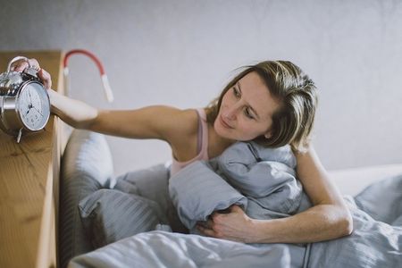 Nicht fluchen, sondern lächeln, wenn der Wecker klingelt: Das lernen Nachtruhelose bei der Kneipp-Kompaktkur „Gesunder Schlaf durch Innere Ordnung“ in Füssen im bayerischen Allgäu