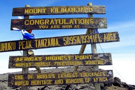 2024 neu im Afrika-Programm von Hauser Exkursionen ist die Nord-Süd-Überschreitung über die ruhigere Mweka-Route auf tansanischer Seite des Kilimandscharo, dem höchsten Gebirge des Kontinents