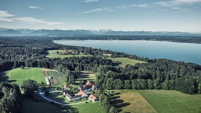 Das Schlossgut Oberambach im oberbayerischen Alpenvorland aus der Vogelperspektive