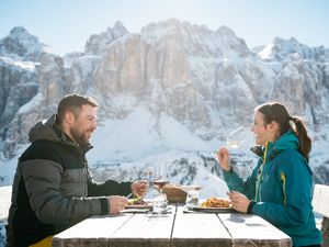 Sterneküche auf der Hütte: Skifahrer genießen exklusive Speisen Sterneküche auf der Hütte: Skifahrer genießen exklusive Speisen
