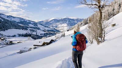 Winterwandern in Osttirol/Österreich entschleunigt. Die meditative Ruhe lässt Gedanken fliegen, den Alltagsstress vergessen und schafft Raum für neue Ideen