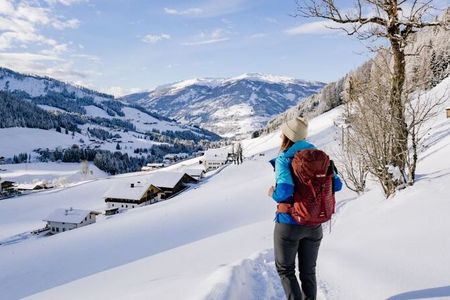 Winterwandern in Osttirol/Österreich entschleunigt. Die meditative Ruhe lässt Gedanken fliegen, den Alltagsstress vergessen und schafft Raum für neue Ideen