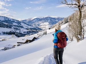Winterwandern in Osttirol/Österreich entschleunigt. Die meditative Ruhe lässt Gedanken fliegen, den Alltagsstress vergessen und schafft Raum für neue Ideen Winterwandern in Osttirol/Österreich entschleunigt. Die meditative Ruhe lässt Gedanken fliegen, den Alltagsstress vergessen und schafft Raum für neue Ideen
