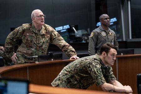 General Anthony Brady (Tracy Letts, li.) und Major General Steven Kyleas (Gbenga Akinnagbe, re.) verfolgen fassungslos die Flugbahn der unbekannten Atomrakete