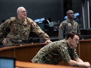 General Anthony Brady (Tracy Letts, li.) und Major General Steven Kyleas (Gbenga Akinnagbe, re.) verfolgen fassungslos die Flugbahn der unbekannten Atomrakete