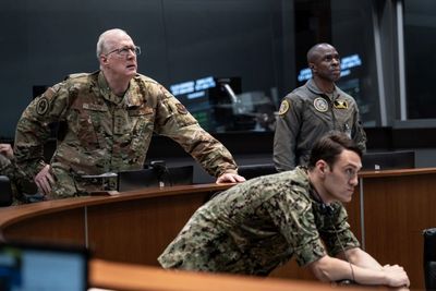 General Anthony Brady (Tracy Letts, li.) und Major General Steven Kyleas (Gbenga Akinnagbe, re.) verfolgen fassungslos die Flugbahn der unbekannten Atomrakete