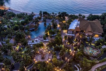 Im kinderfreundlichen Themenresort Centara Grand Mirage Beach Resort Pattaya im Golf von Thailand werden Gäste wie im Film „The Lost World“ zu Entdeckern und begeben sich unter anderem auf die Spuren von Dinosauriern