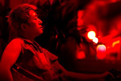 Der erschöpfte Delirant (Jackson Yee) in einer atemlosen Nacht