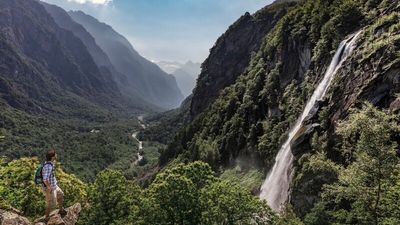 Der Schweizer Süden ist reich an Wasserfällen, doch keiner kommt so spektakulär daher wie das Exemplar von Foroglio im Tessiner Bavonatal