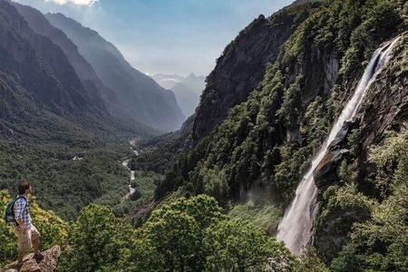 Der Schweizer Süden ist reich an Wasserfällen, doch keiner kommt so spektakulär daher wie das Exemplar von Foroglio im Tessiner Bavonatal