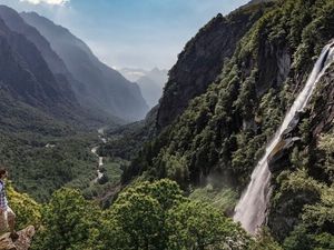 Der Schweizer Süden ist reich an Wasserfällen, doch keiner kommt so spektakulär daher wie das Exemplar von Foroglio im Tessiner Bavonatal Der Schweizer Süden ist reich an Wasserfällen, doch keiner kommt so spektakulär daher wie das Exemplar von Foroglio im Tessiner Bavonatal
