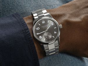 Die CLUB SPORT NEOMATIK 39 TABAC, EMBER UND SMOKE von NOMOS zum Weihnachtsfest Die CLUB SPORT NEOMATIK 39 TABAC, EMBER UND SMOKE von NOMOS zum Weihnachtsfest