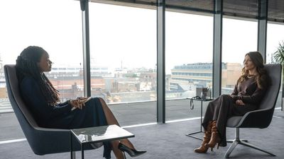 Die Psychologin Dr. Zoe Vaughn (Naomie Harris, li.) und die Agentin Kathryn St. Jean (Cate Blanchett) mögen sich nicht, verbergen es aber professionell