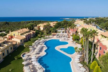 Die familienfreundliche Apartmentanlage des Grupotel Playa Club auf der spanischen Baleareninsel Menorca ist eingebettet in einen weitläufigen Garten mit Pool