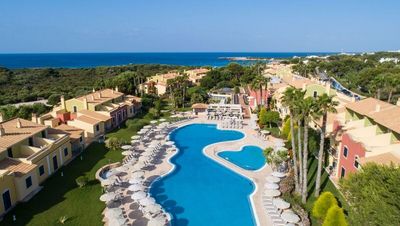 Die familienfreundliche Apartmentanlage des Grupotel Playa Club auf der spanischen Baleareninsel Menorca ist eingebettet in einen weitläufigen Garten mit Pool