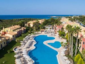Die familienfreundliche Apartmentanlage des Grupotel Playa Club auf der spanischen Baleareninsel Menorca ist eingebettet in einen weitläufigen Garten mit Pool Die familienfreundliche Apartmentanlage des Grupotel Playa Club auf der spanischen Baleareninsel Menorca ist eingebettet in einen weitläufigen Garten mit Pool