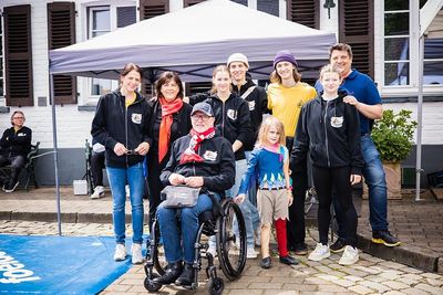 v.l.: Neusser Bürgermeister Reiner Breuer, Gastgeberin Jutta Zülow, Vorsitzende der Tandem Stiftung, und Hans-Jürgen Petrauschke, Landrat des Rhein-Kreises Neuss