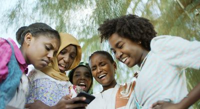 Nafisa (Mihad Murtada, li.) mit ihren Freundinnen; nach der Schule helfen sie ihren Eltern bei der Baumwollernte
