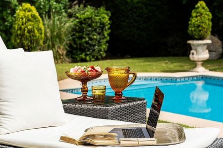 Winter-Workation an Portugals sonnenverwöhnter Westküste: Meetings am Pool, Mittagspause am Strand und ein Abstecher in Lissabons Clubs am Abend