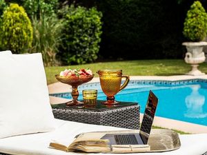 Winter-Workation an Portugals sonnenverwöhnter Westküste: Meetings am Pool, Mittagspause am Strand und ein Abstecher in Lissabons Clubs am Abend Winter-Workation an Portugals sonnenverwöhnter Westküste: Meetings am Pool, Mittagspause am Strand und ein Abstecher in Lissabons Clubs am Abend
