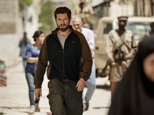 Ex-Soldat Christian (Nikolaj Lie Kaas) ist nach Syrien aufgebrochen, um seinen Sohn Adam ( Albert Rudbeck Lindhardt) zurückzuholen Ex-Soldat Christian (Nikolaj Lie Kaas) ist nach Syrien aufgebrochen, um seinen Sohn Adam ( Albert Rudbeck Lindhardt) zurückzuholen