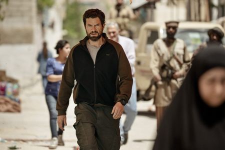 Ex-Soldat Christian (Nikolaj Lie Kaas) ist nach Syrien aufgebrochen, um seinen Sohn Adam ( Albert Rudbeck Lindhardt) zurückzuholen