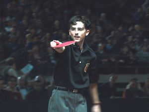 Marty (Timothée Chalamet) spielt sich bei den "British Open" im Tischtennis 1952 ins Finale