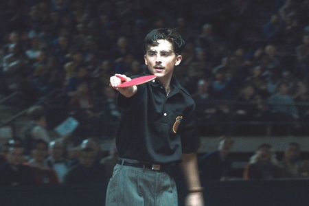 Marty (Timothée Chalamet) spielt sich bei den "British Open" im Tischtennis 1952 ins Finale