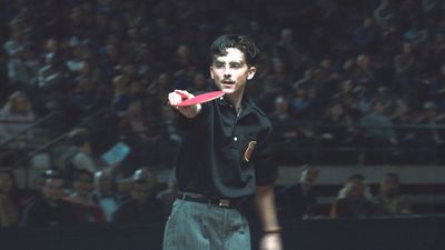 Marty (Timothée Chalamet) spielt sich bei den "British Open" im Tischtennis 1952 ins Finale