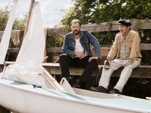 Günter (Thorsten Merten, re.) hat Paul (Charly Hübner) das Segeln beigebracht