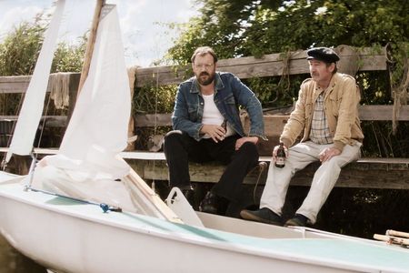 Günter (Thorsten Merten, re.) hat Paul (Charly Hübner) das Segeln beigebracht