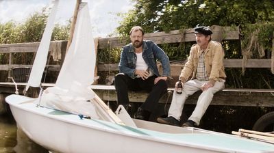 Günter (Thorsten Merten, re.) hat Paul (Charly Hübner) das Segeln beigebracht