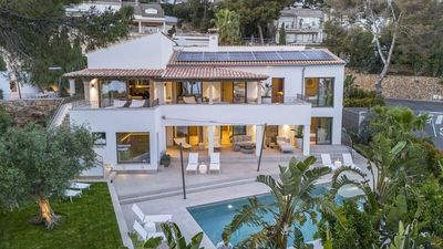 Die Villa Riviera im Südwesten Mallorcas liegt nur wenige Fahrminuten von den Stränden und vom noblen Yachthafen Puerto Portals entfernt