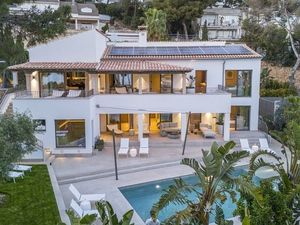 Die Villa Riviera im Südwesten Mallorcas liegt nur wenige Fahrminuten von den Stränden und vom noblen Yachthafen Puerto Portals entfernt
