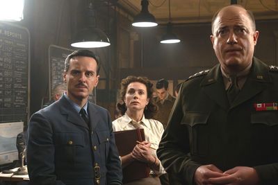 Alles hängt vom Luftdruck ab: Captain James Stagg (Andrew Scott) und Captain Kay Summersby (Kerry Condon) und General Dwight D. Eisenhower (Brendan Fraser)