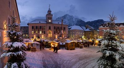 Die Buden auf dem Christkindlmarkt am Rathausplatz in Bad Reichenhall/Oberbayern entfalten ihren Zauber vor allem bei Einbruch der Dunkelheit