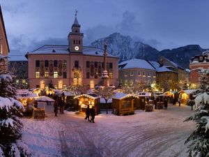 Die Buden auf dem Christkindlmarkt am Rathausplatz in Bad Reichenhall/Oberbayern entfalten ihren Zauber vor allem bei Einbruch der Dunkelheit Die Buden auf dem Christkindlmarkt am Rathausplatz in Bad Reichenhall/Oberbayern entfalten ihren Zauber vor allem bei Einbruch der Dunkelheit