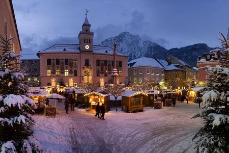 Die Buden auf dem Christkindlmarkt am Rathausplatz in Bad Reichenhall/Oberbayern entfalten ihren Zauber vor allem bei Einbruch der Dunkelheit