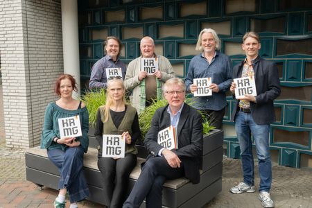 Generalintendant Michael Grosse gemeinsam mit den Leiterinnen und Leitern der Sparten Schauspiel, Musiktheater, Ballett, Konzert und Theaterpädagogik 